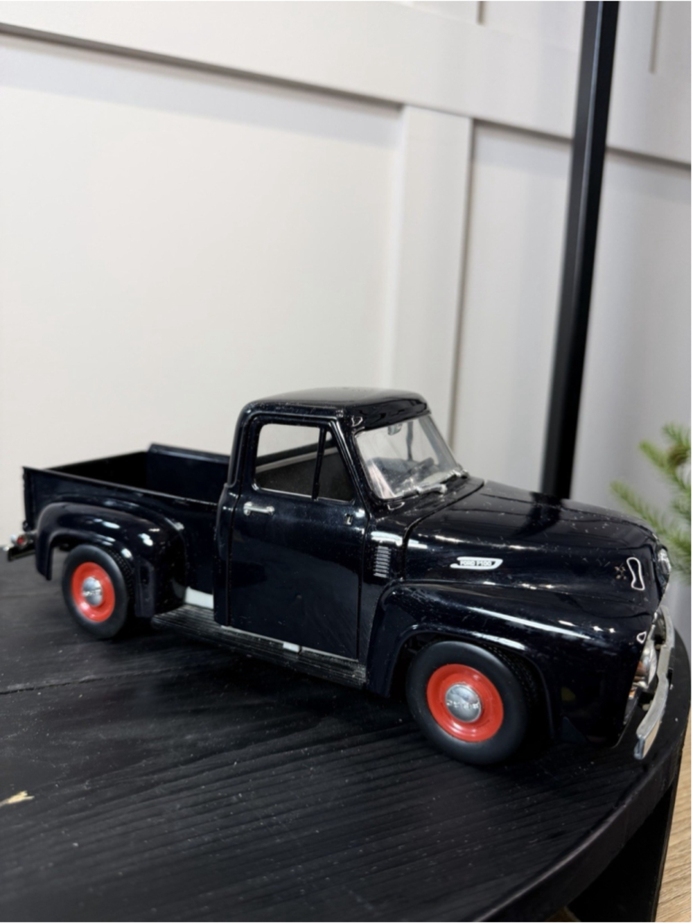 1953 Ford F-100 Pick-Up 1:18 Black - Scale Model - Road Legends w Stand